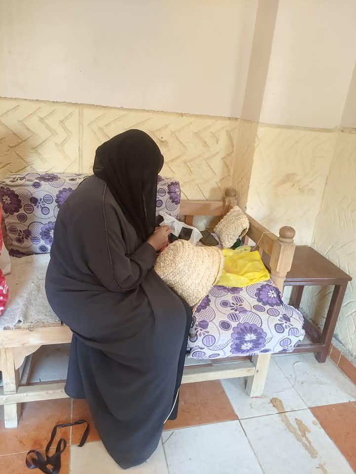 صناعة منتجات من خوص  النخيل كالشنط